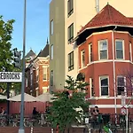 Large Duplex Apt 2Bdrm 1Den-Metro