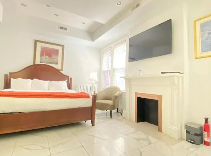 Large Duplex Apt 2Bdrm 1Den-Metro