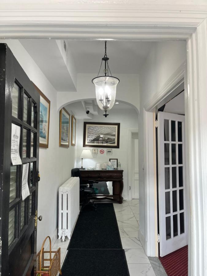 Large Duplex 2bdrm 1den-metro *
