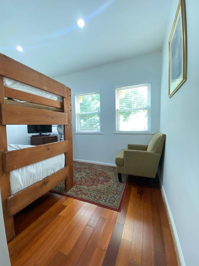 Large Duplex 2bdrm 1den-metro Apartamento Washington