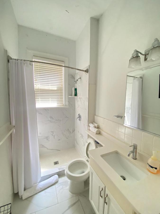 Large Duplex 2bdrm 1den-metro Apartamento Washington