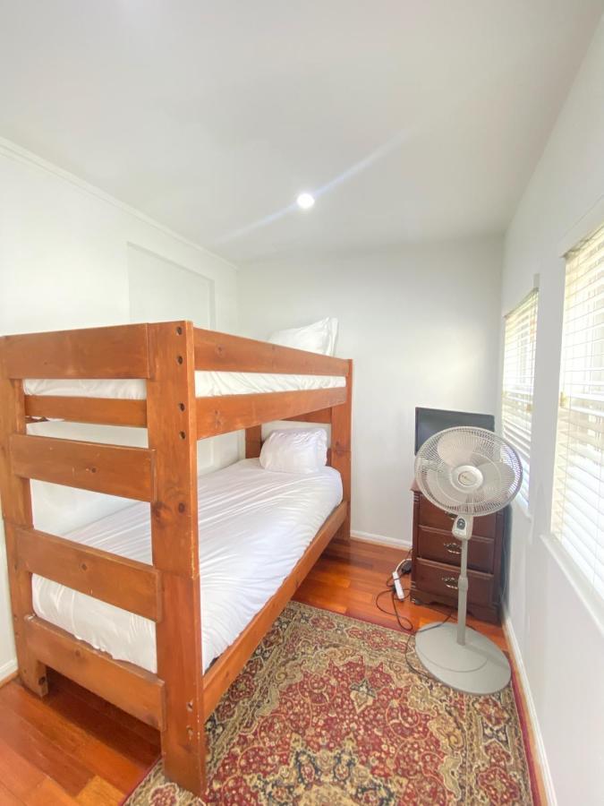 Large Duplex 2bdrm 1den-metro Apartamento