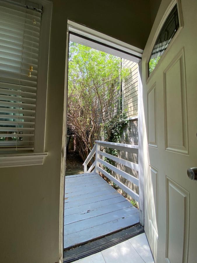 Large Duplex 2bdrm 1den-metro