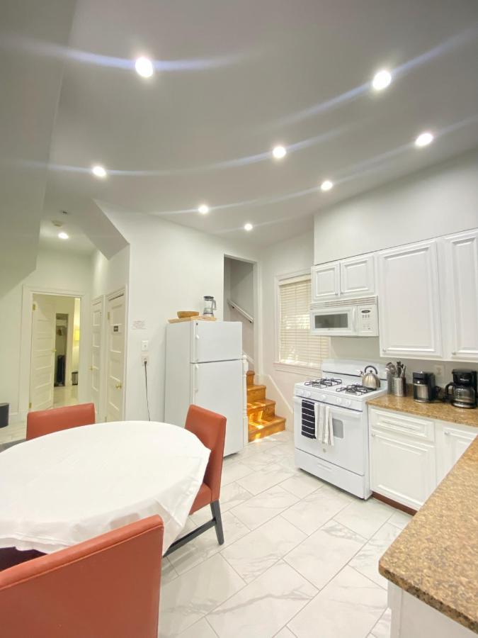 Large Duplex 2bdrm 1den-metro Apartamento *