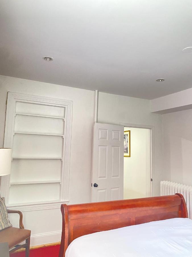 Large Duplex 2bdrm 1den-metro *