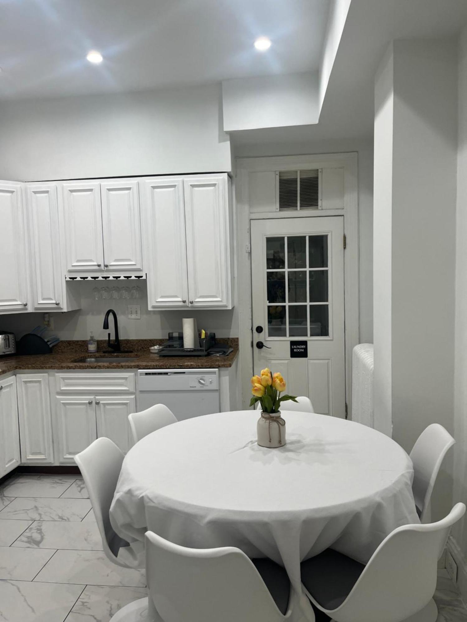 Large Duplex 2bdrm 1den-metro Apartamento Washington