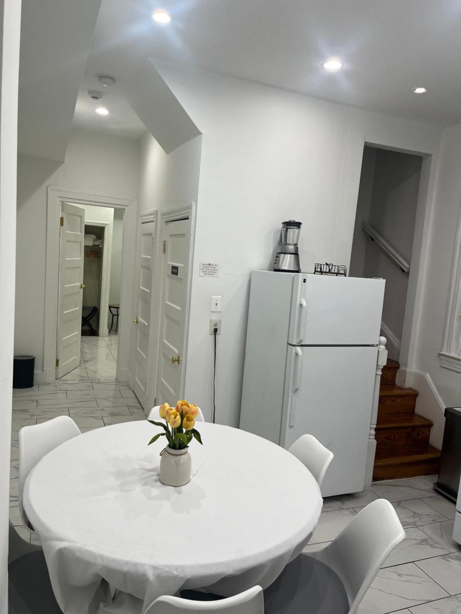 Large Duplex 2bdrm 1den-metro Apartamento *